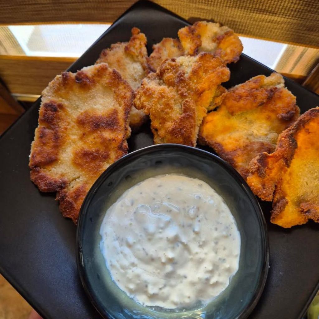 Smażone boczniaki różowe z sosem czosnkowym