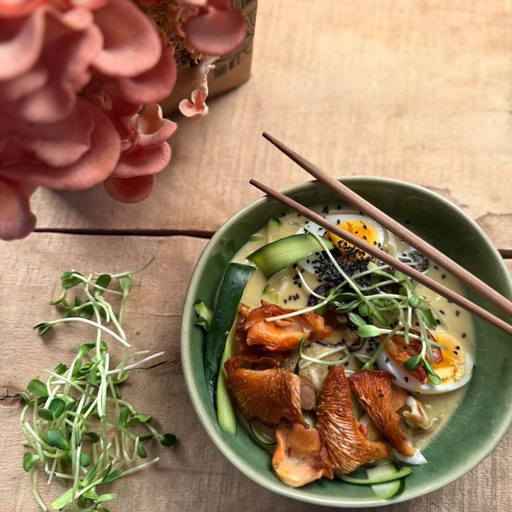 Ramen z boczniakami i cukiniowym makaronem