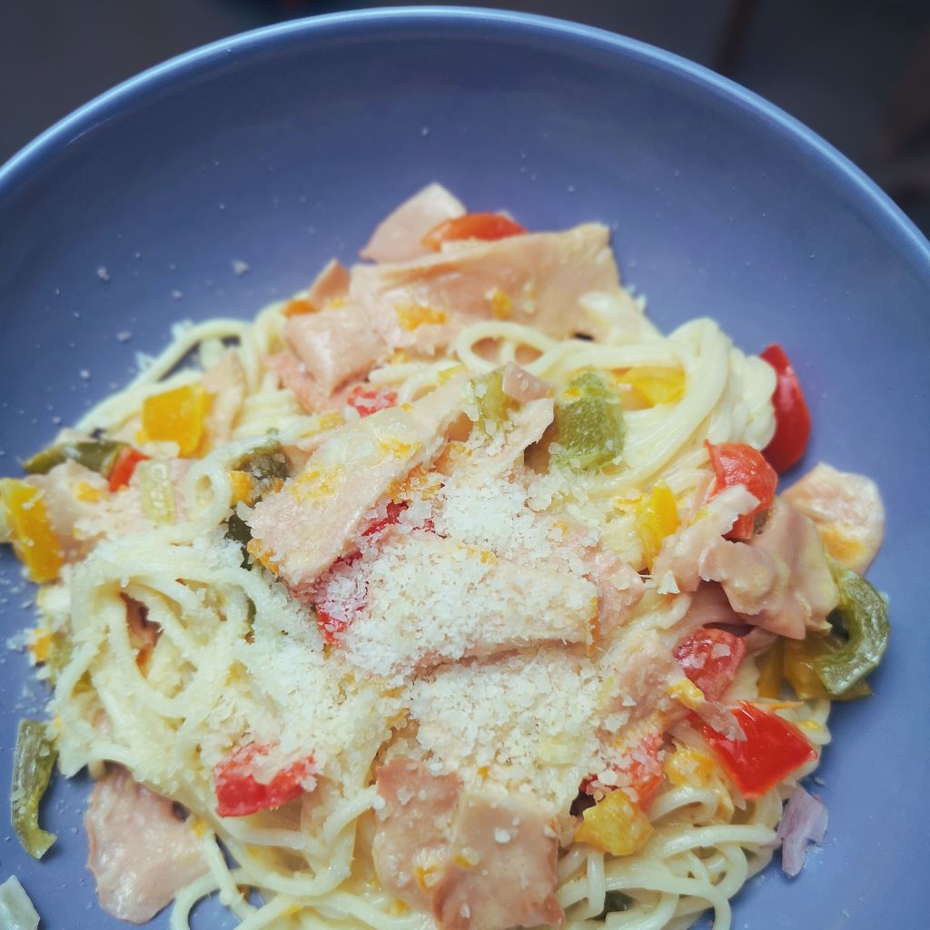 makaron z boczniakami różowymi w sosie